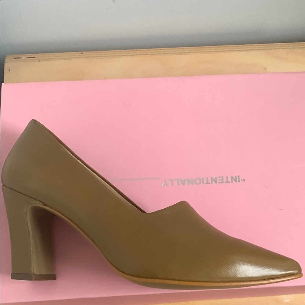 Pointed Toe Block Heel Pump In Khaki NWT - Picture 3 of 4